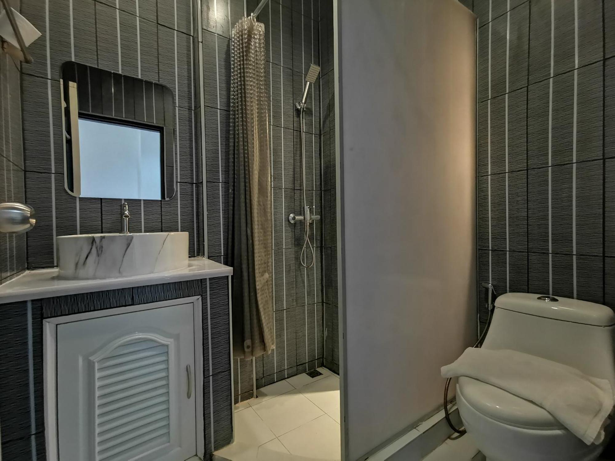 Kan Home Hotel Kanchanaburi Extérieur photo