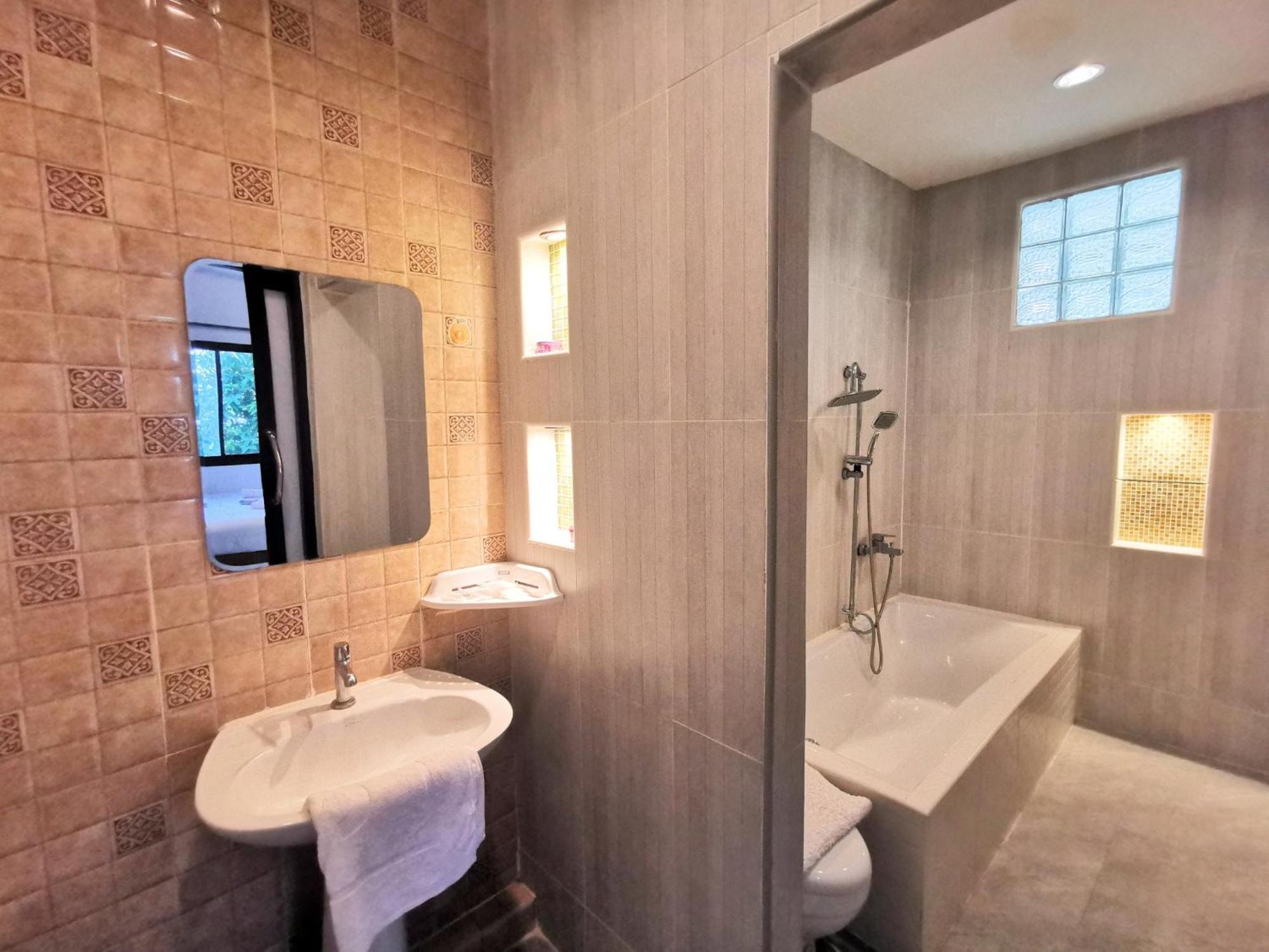 Kan Home Hotel Kanchanaburi Extérieur photo