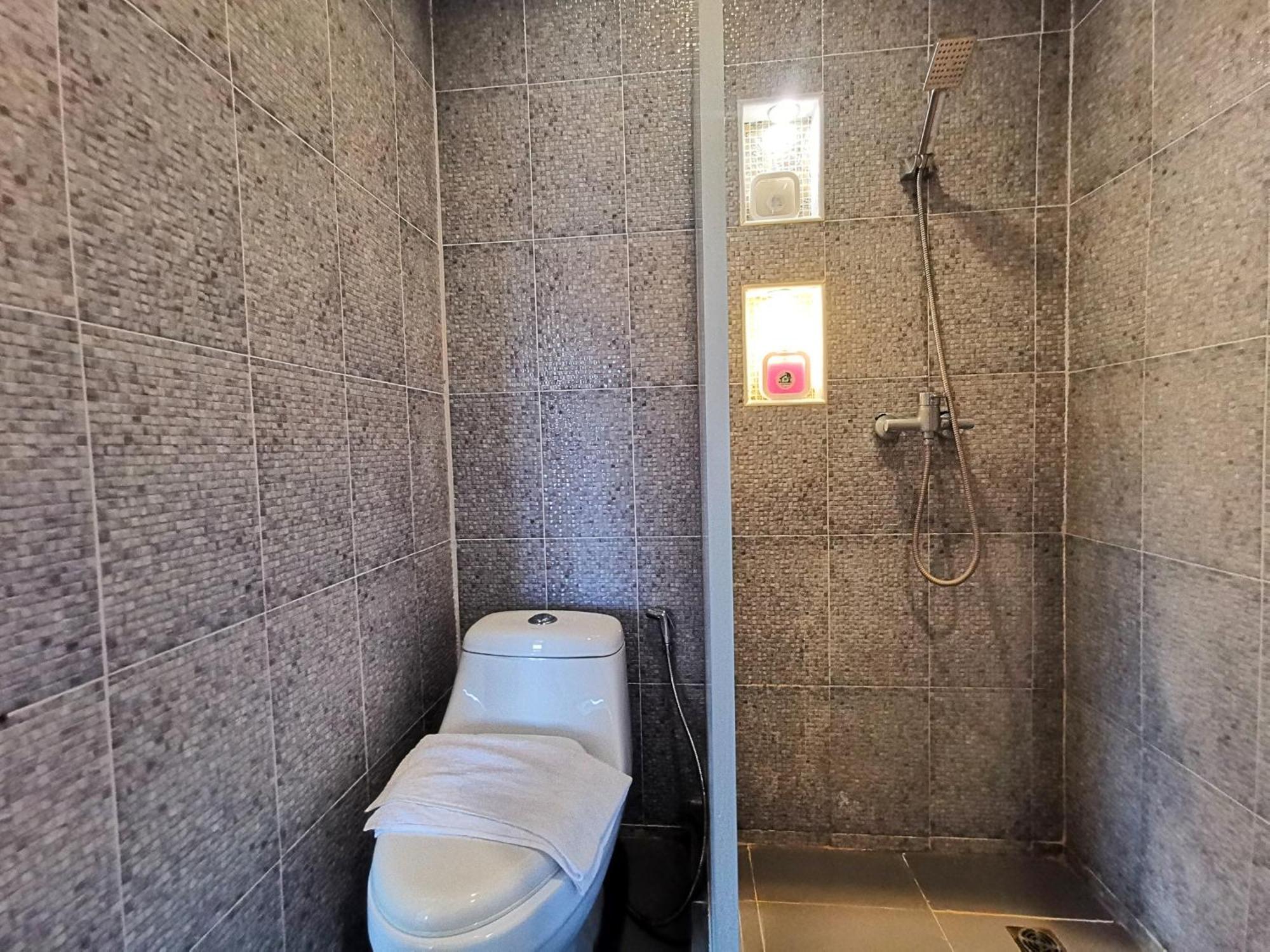 Kan Home Hotel Kanchanaburi Extérieur photo